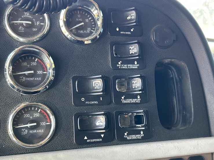 2012-peterbilt-389-image-70