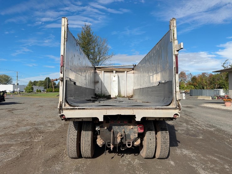 2000-freightliner-fl112-image-4