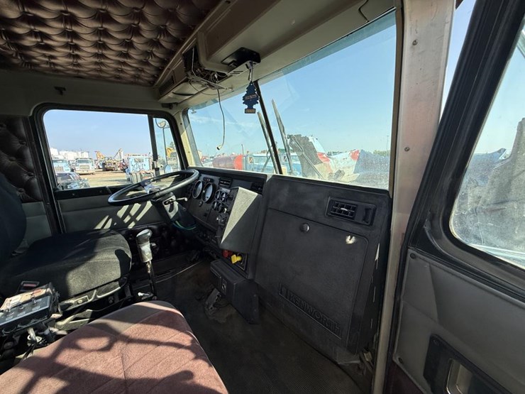2015-kenworth-t800-image-88