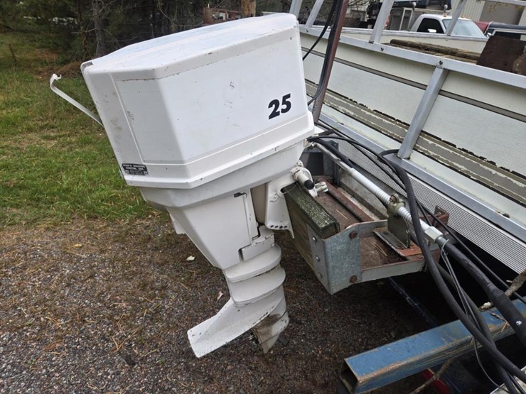 #2582-•-crestii-25-pontoon-boat-image-10