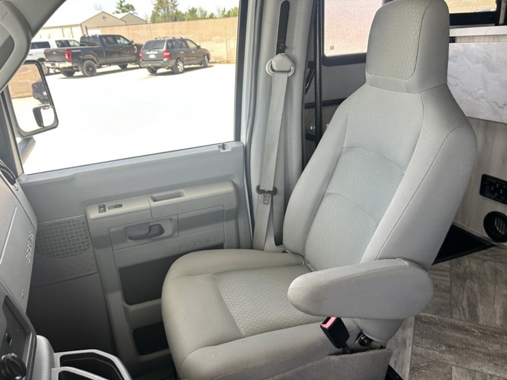 2022-ford-e350-image-31