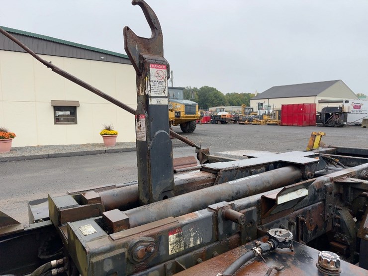 2005-peterbilt-335-image-16
