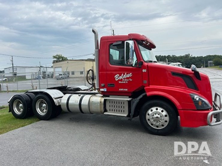 2017-volvo-vnl64t300-image-2