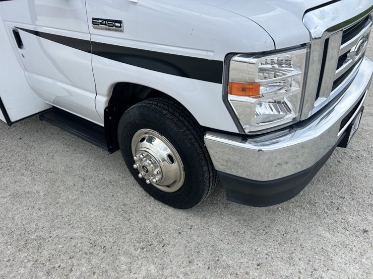 2021-ford-e450-image-28