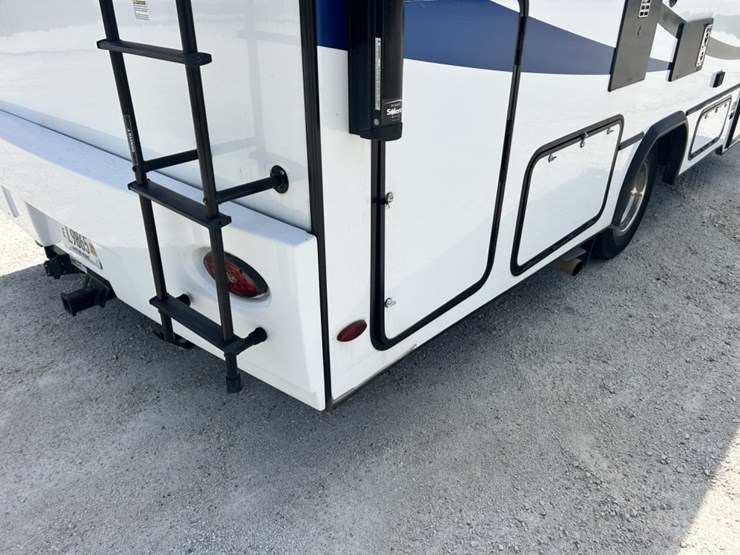 2022-ford-e350-image-18
