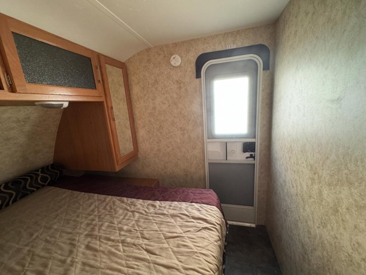 #2285-•-2010-keystone-bullet-250rks-camper-image-44