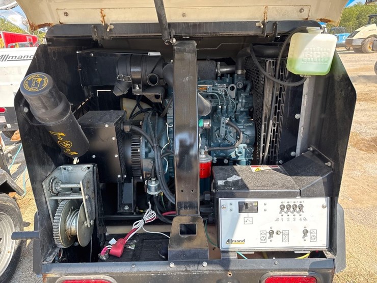 2019-allmand-night-life-v-series-light-plant-image-12