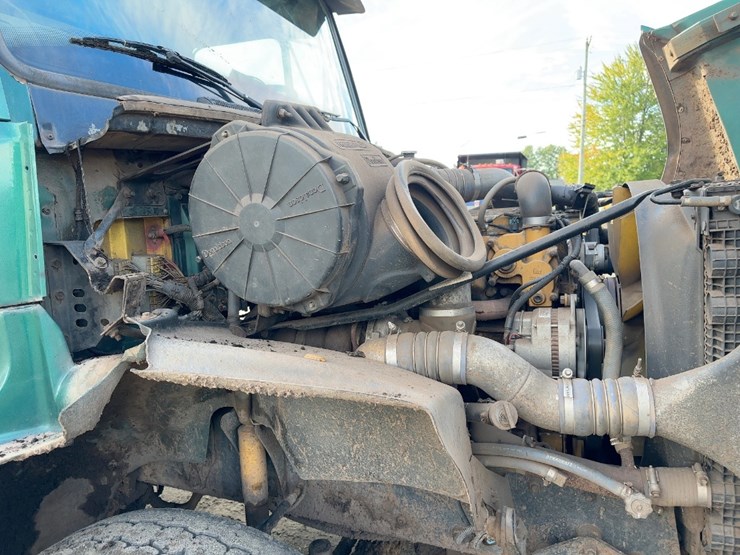2000-freightliner-fl112-image-10