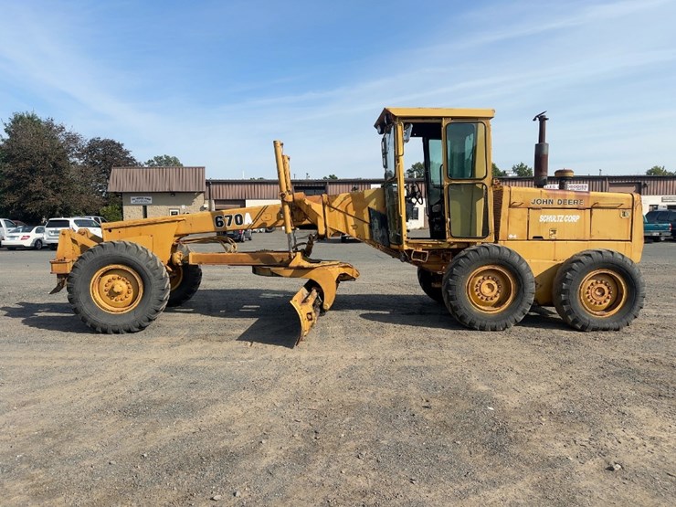 1982-deere-670a-image-3