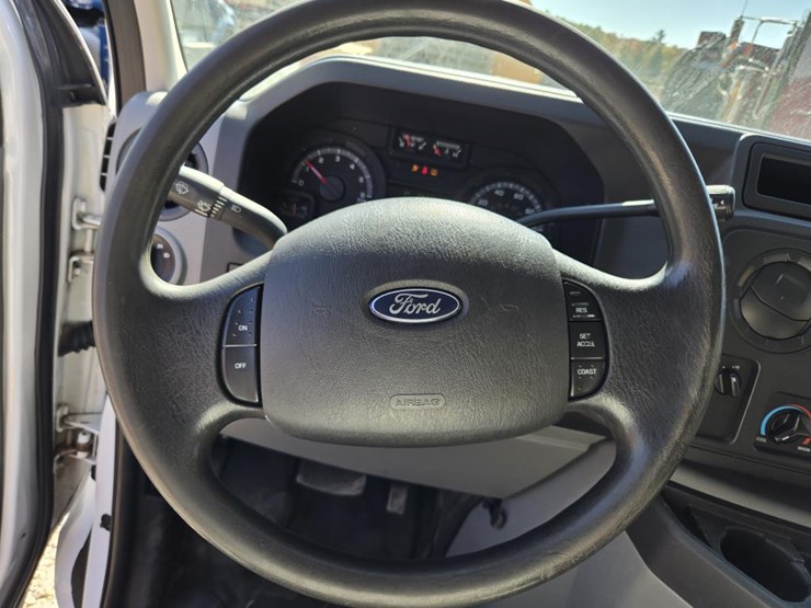 2013-ford-cargo-image-41