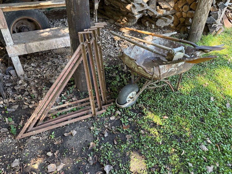 wheelbarrow,-shovels,-shingle-remover,-scaffolding-brackets,-bale-hooks-image-6