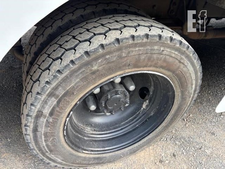 2012-freightliner-mt45-image-21