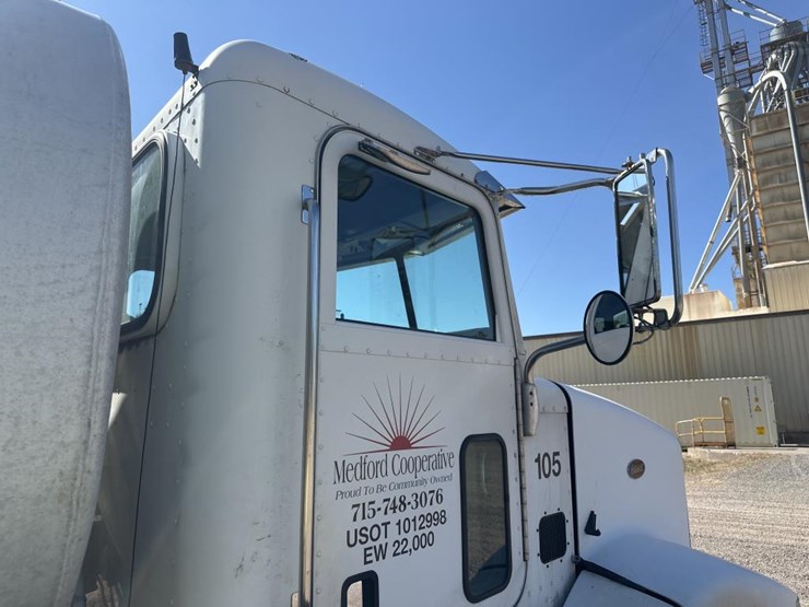2005-peterbilt-385-image-34