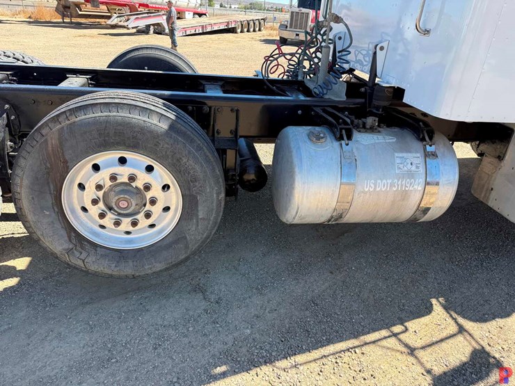 2012-peterbilt-367-image-24
