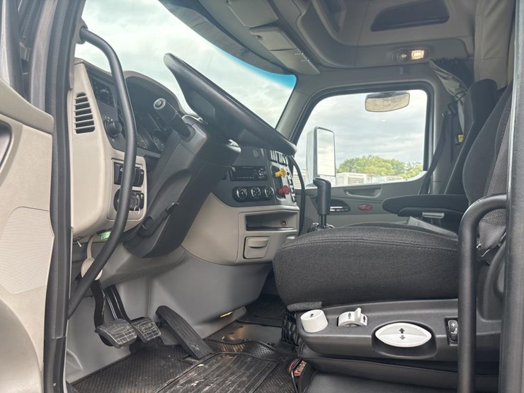 2017-peterbilt-579-image-40