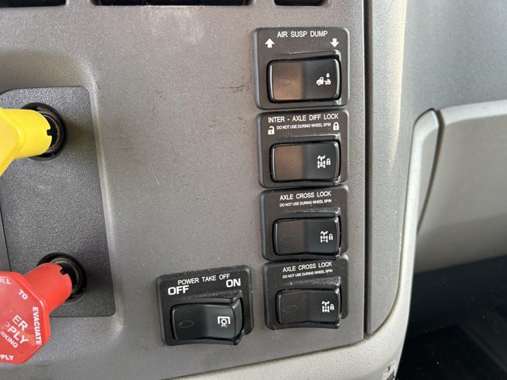 2015-peterbilt-579-image-74