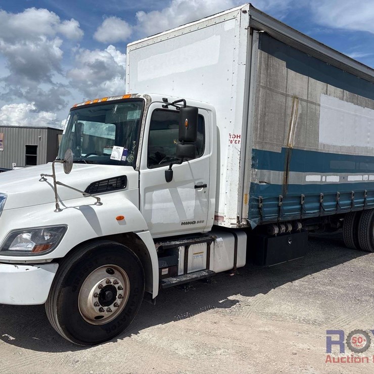 2017 HINO 268