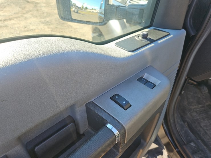 2014-ford-f550-xlt-image-30