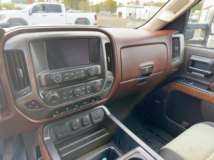 2015-chevrolet-silverado-image-25