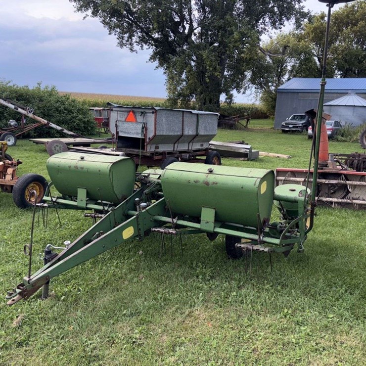 John Deere 494A 4R38” Planter, Markers, Fert Boxes, AutoLube Greaser, works, *Must be Removed in 10
