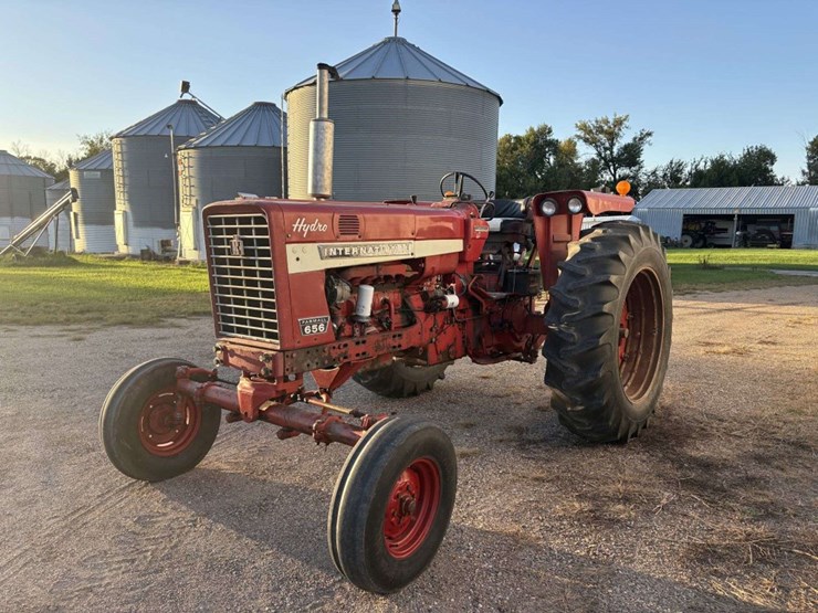 1971-farmall-656-hydro-diesel-tractor,-fenders,-wf,-540-pto,-3pt,-2-hyd,-16.9-38-rears,-7.50-16-fron-image-3