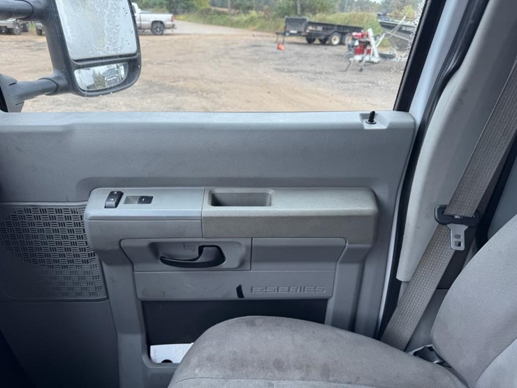 2011-ford-cargo-image-36