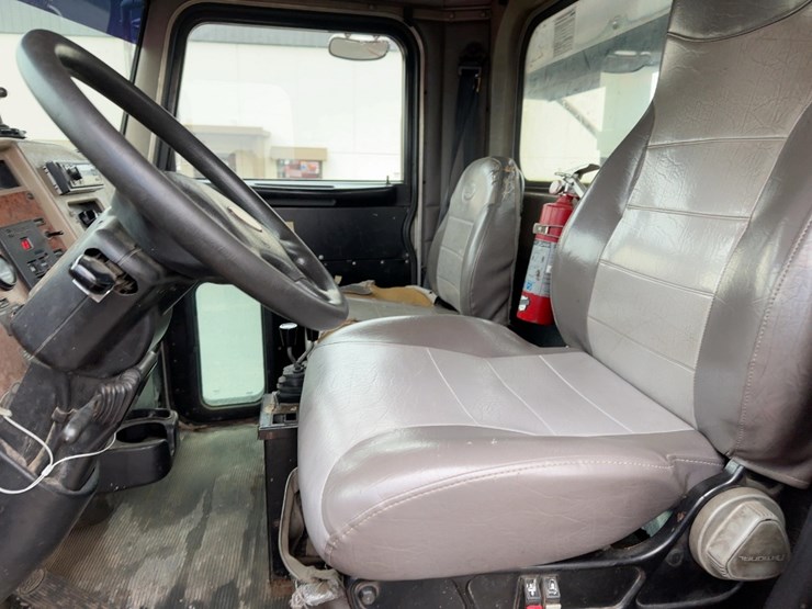 2005-peterbilt-335-image-20