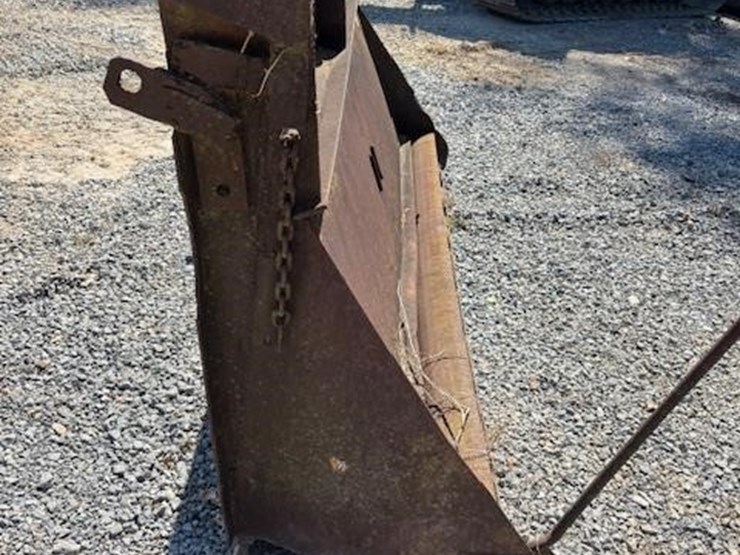 dump-truck-spreader-tailgate-image-4