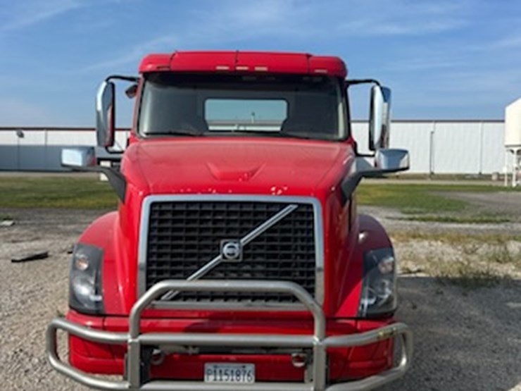 2017-volvo-vnl64t300-image-4