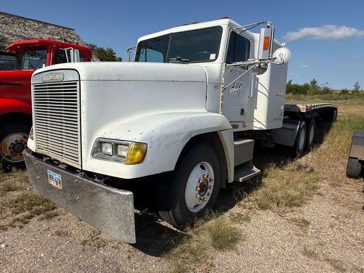 1993-freightliner-semi-tractor-with-sleeper,-shows-783,539-miles,-10-speed-transmission,-11r22.5-tir-image-5