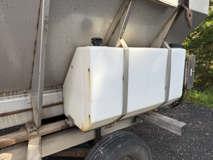 #1224-•-15’-v-box-stainless-steel-salt-spreader-image-12