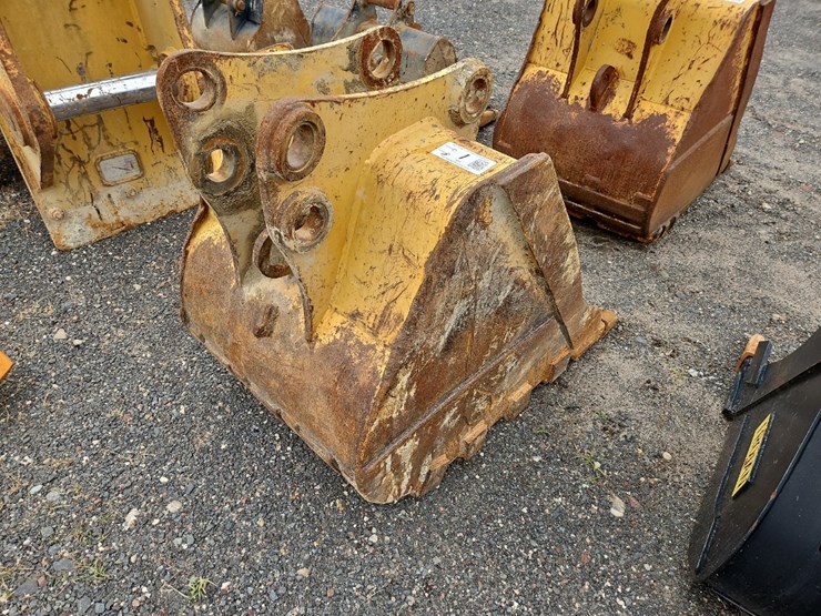 caterpillar-30"-bucket-with-teeth-image-3