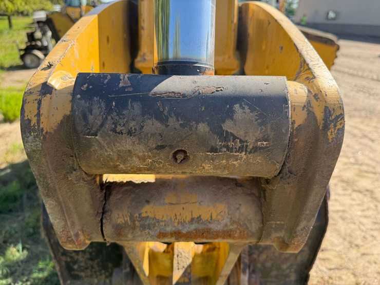 2014-caterpillar-420f-image-33