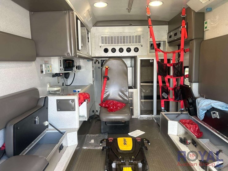 2016-freightliner-m2-106-braun-ambulance-image-25