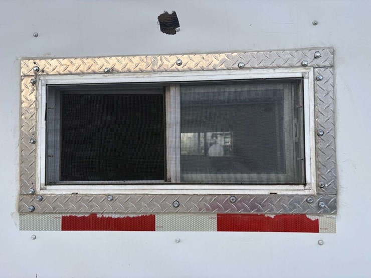 2010-18’,-(4’)-v,-single-axle,-hyd-frame,-(2)-30#-lp-tanks,-3-burner-stove,-oven,-(not-pictured),-(7-image-16