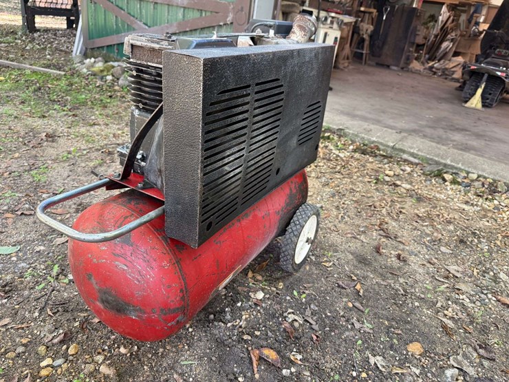 magna-force-air-compressor-with-gas-engine,-in-working-condition,-image-4