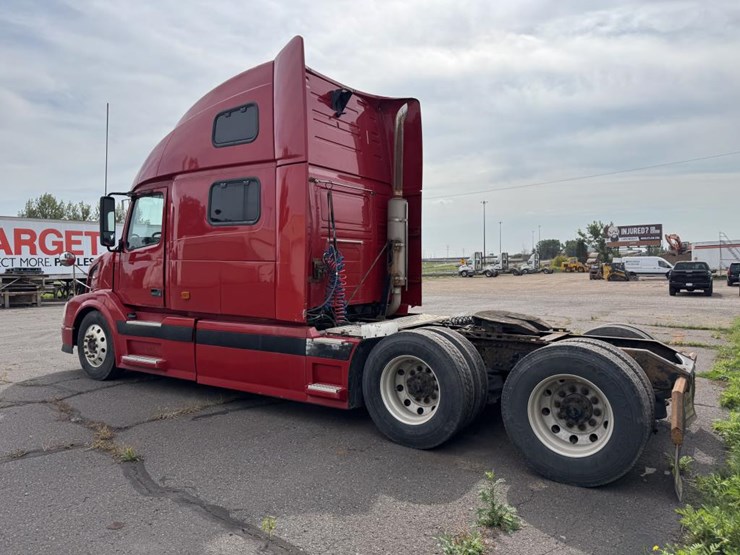 #1097-•-2006-volvo-ve-d12-sleeper-semi-tractor-image-3
