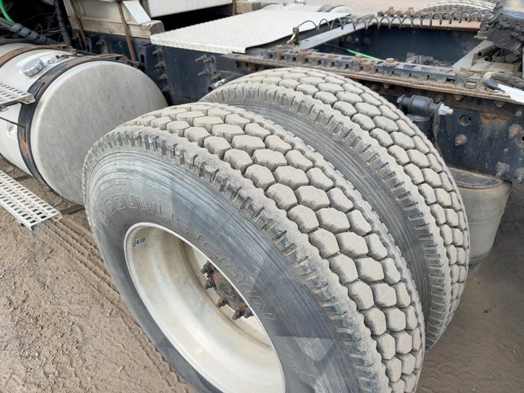2012-volvo-vnl62t300-image-18