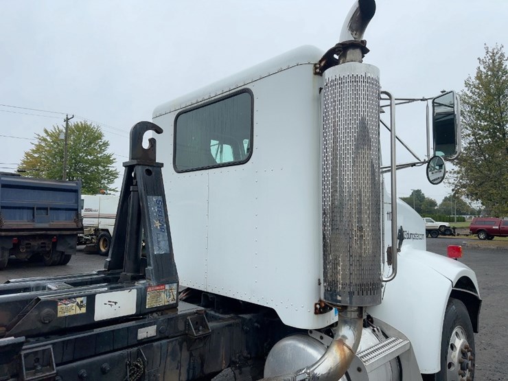 2004-peterbilt-330-image-12