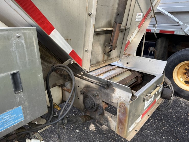 #1224-•-15’-v-box-stainless-steel-salt-spreader-image-16