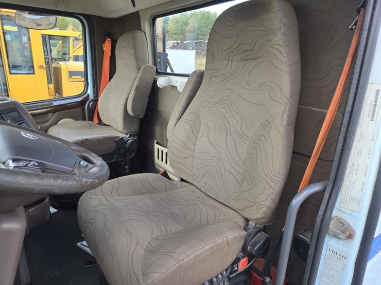 2015-volvo-10-image-44