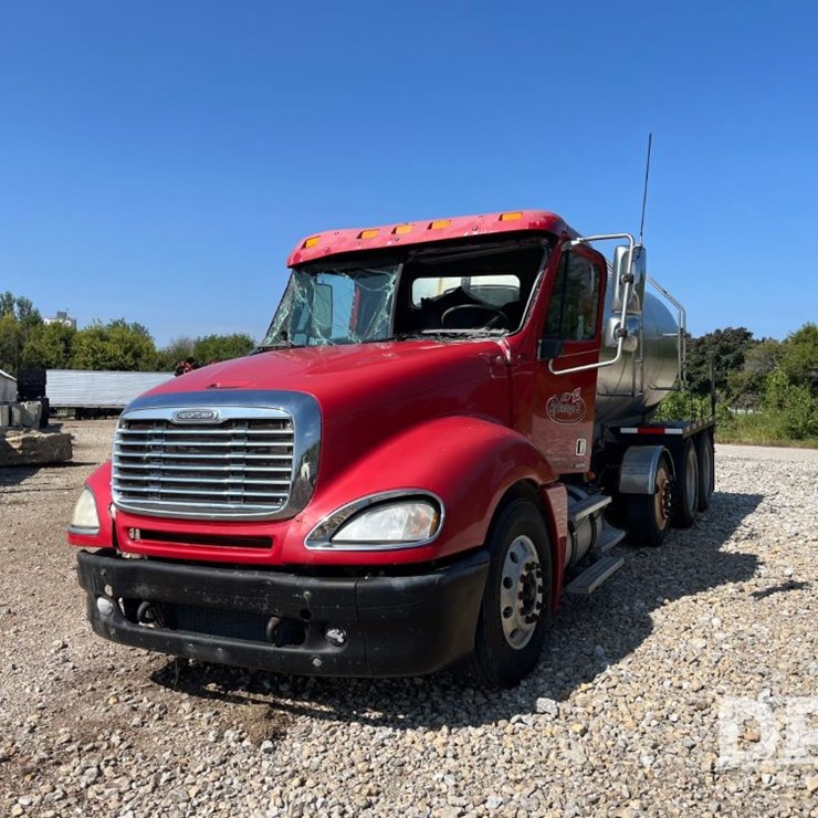 2007 Freightliner Columbia Liquid Nurse Truck (JN3025, Unit 1852)