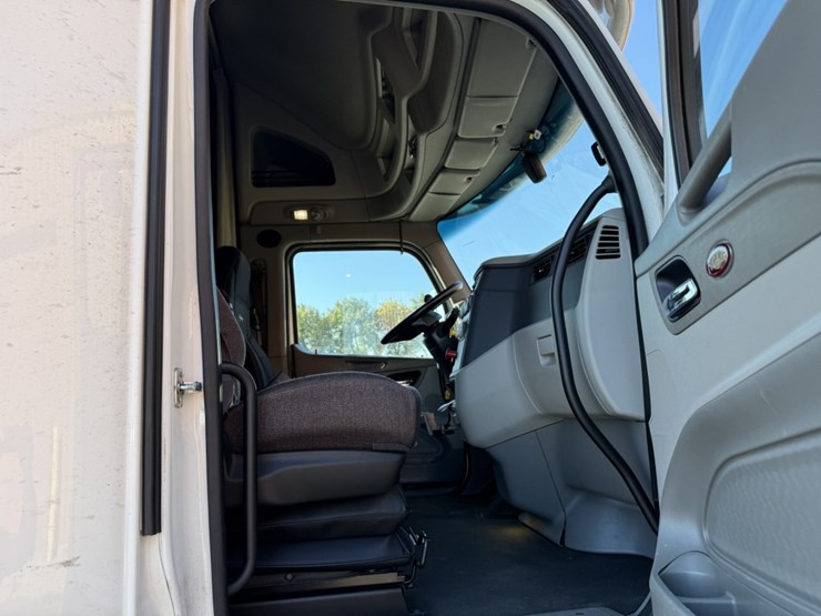 2020-peterbilt-579-image-36