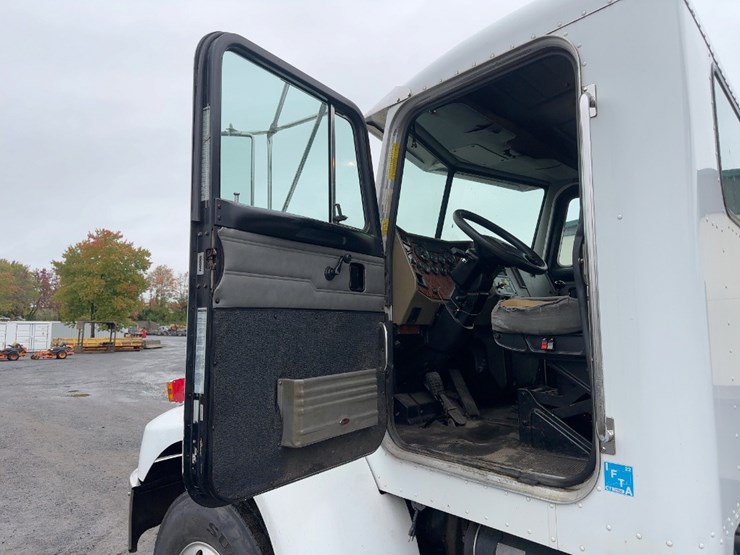 2004-peterbilt-330-image-20