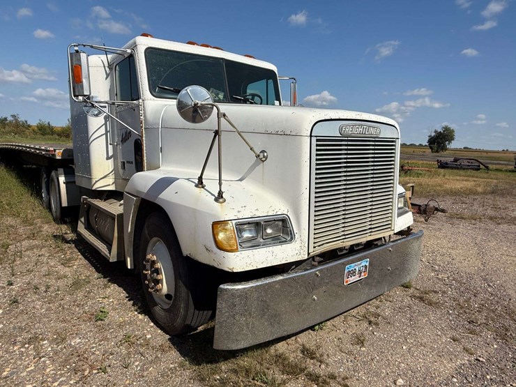 1993-freightliner-semi-tractor-with-sleeper,-shows-783,539-miles,-10-speed-transmission,-11r22.5-tir-image-2