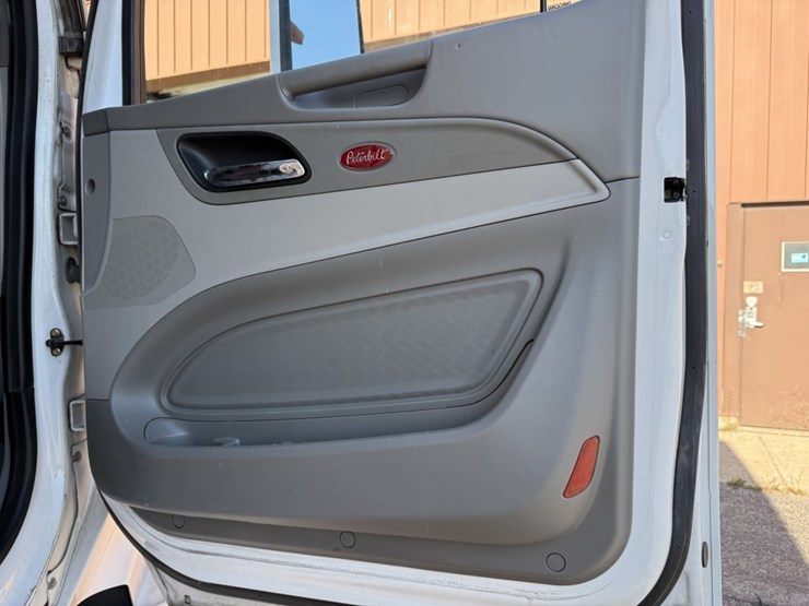 2020-peterbilt-579-image-35