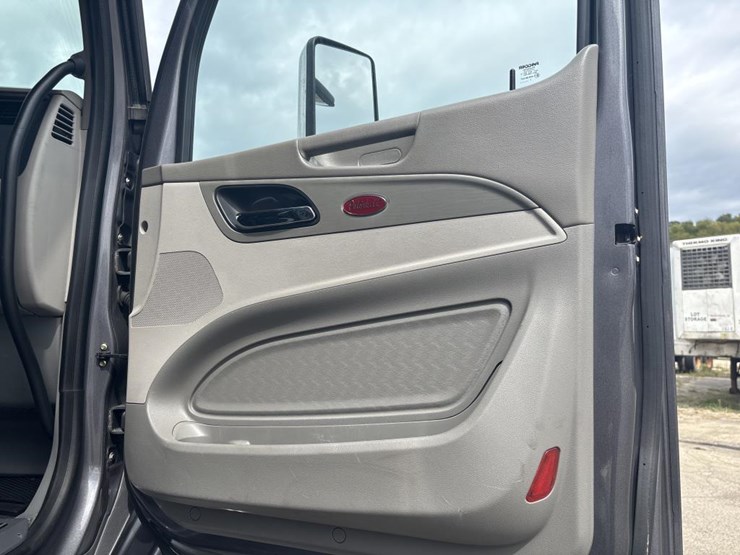2017-peterbilt-579-image-38
