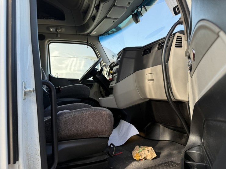 2022-peterbilt-579-image-41