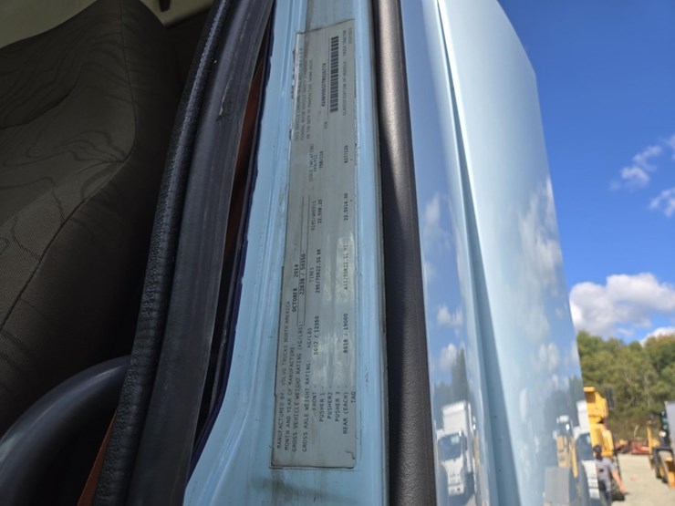 2015-volvo-10-image-63