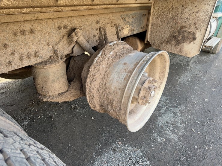 2000-freightliner-fl112-image-17